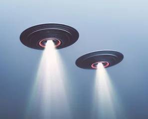 Crédence de cuisine en verre imprimé UFO Deux ovnis volant dans le brouillard avec la lumière ci-dessous. Illustration 3D, image conceptuelle OVNI dans le ciel.