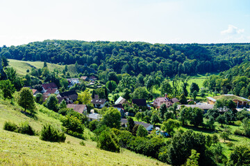 Fototapeta na wymiar das Naturschutzgebiet Eselsburger Tal am Ostrand der Schwäbischen Alb unter blau-weißem Sommerhimmel, direkt an der BAB A7 gelegen