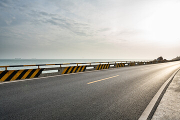 海边的柏油公路