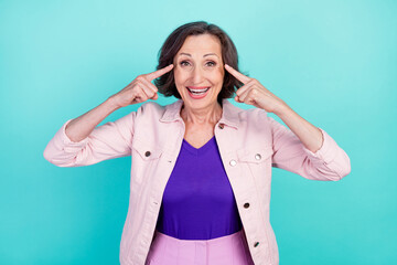 Photo portrait woman in casual clothes smiling showing fingers wrinkles showing anti-age cream...