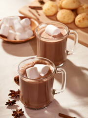 Canecas com chocolate quente, vista de cima