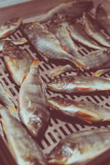 The process of preparing dried fish with an automatic dryer at home.