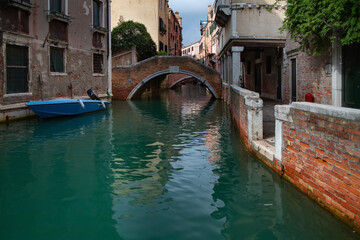 Fototapeta na wymiar Cozy canal in Venice, Italy.