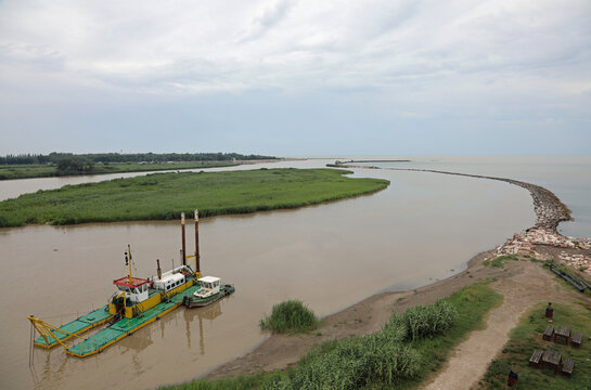 Industrial naval barge for dredging of the river and the collection of Sandy materials