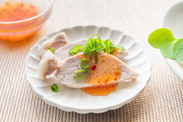 蒸し豚チリソースがけ