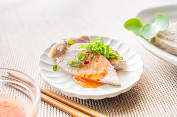 蒸し豚チリソースがけ