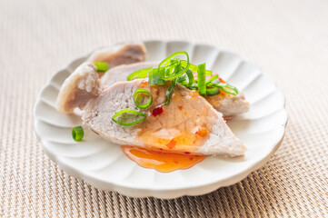 蒸し豚チリソースがけ