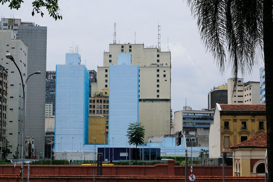 Pr&eacute;dios de cor azul ao lado da Esta&ccedil;&atilde;o da Luz no centro de S&atilde;o Paulo, Brasil.