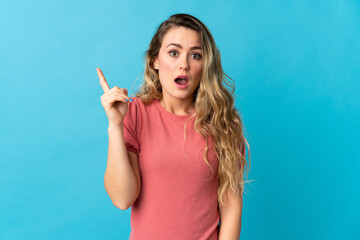 Fototapeta premium Young Brazilian woman isolated on blue background intending to realizes the solution while lifting a finger up