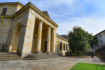 Obraz premium Guernica, Spain - 10 Sept 2021: The Tree of Guernica outside the Casa de Juntas Assembly Hall. Guernica, Basque Country