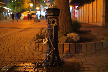 hydrant nocą.  - obrazy, fototapety, plakaty