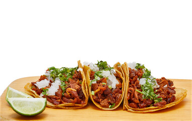 Tacos al pastor, tradicional comida mexicana, con cebolla, cilantro, piña, salsa roja o guacamole.