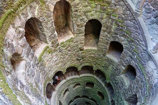 Pozo Inici&aacute;tico (Quinta da Regaleira, Portugal): Ceremonial well that belongs to a palace complex and houses a spiral staircase that leads to a system of tunnels