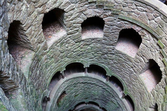 Pozo Inici&aacute;tico (Quinta da Regaleira, Portugal): Ceremonial well that belongs to a palace complex and houses a spiral staircase that leads to a system of tunnels