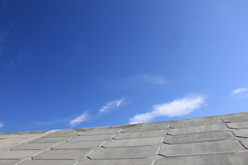 堤防の壁面と青空