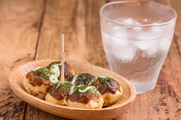 たこ焼きと焼酎の水割り