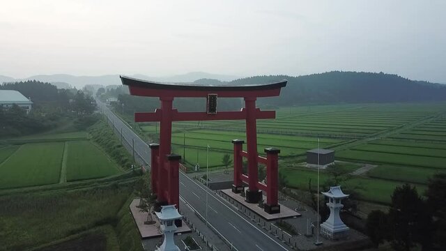 【山形】朝靄の羽黒山大鳥居