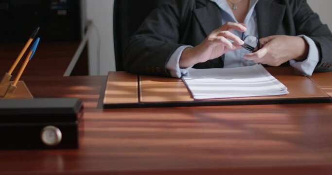 Mujer de negocios de la tercera edad revisando documentos en su oficina.
