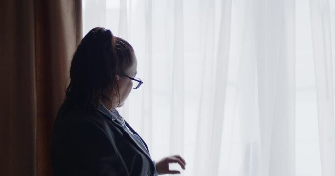 Mujer de negocios de la tercera edad revisando documentos en su oficina.