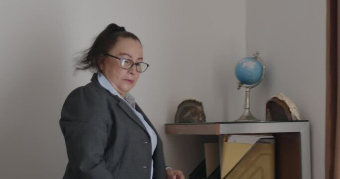 Mujer de negocios de la tercera edad revisando documentos en su oficina.