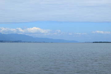 琵琶湖と湖西の山並み