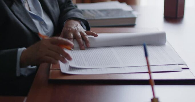 Mujer de negocios de la tercera edad revisando documentos en su oficina.