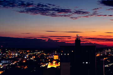 Vista noturna da cidade de São Carlos São Paulo Brasil logo após o por do Sol com a cúpula da Catedral de São Carlos em destaque