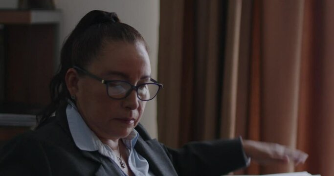 Mujer de negocios de la tercera edad revisando documentos en su oficina.