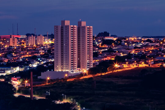 Vista noturna da cidade de S&atilde;o Carlos S&atilde;o Paulo Brasil