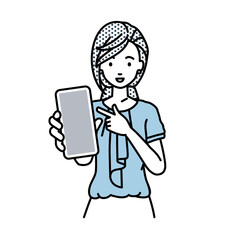 立ってスマートフォンを指差してこちらに向けて見せているオフィスカジュアルの女性