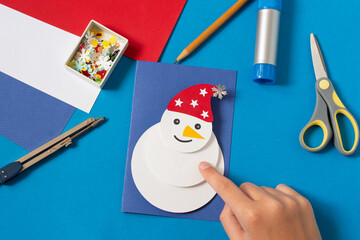 Making Christmas card with voluminous snowman. Step 9
