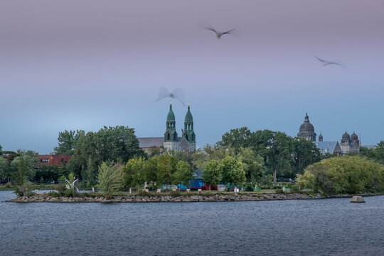 &Eacute;glise de la Paroisse des Saints-Anges &agrave; Lachine, Qu&eacute;bec avec des go&eacute;lands dans le ciel.