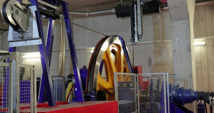 Industrial flywheel spinning for a cable lift machinery