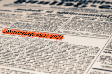 Eine Zeitung und Artikel mit dem Titel Bundestagswahl 2021