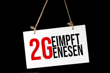 Ein Schild mit dem Hinweis auf 2G Regelung bei Pandemie Covid-19