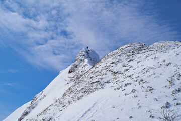 Fototapeta na wymiar 冬の群馬県利根郡 武尊山に向かう稜線から剣ヶ峰山方面を見る
