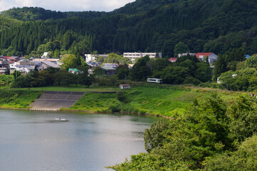 Obraz premium 錦秋湖の畔を走る北上線の列車