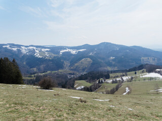 Fototapeta na wymiar Schwarzwald Landschaft im Winter. Zeller Bergland oben Zell im Wiesental. Am Südhang des Zeller Blauen zu Ausblicken ins Vordere Wiesental, Frohnd, Schönau