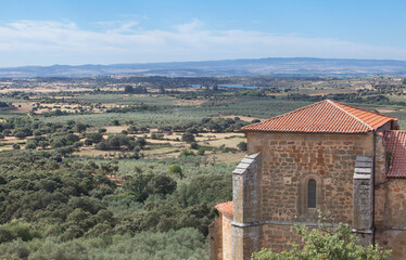 Obraz premium Church of Santa Marina with San Marcos Dam at bottom, Aceituna, Extremadura, Spain