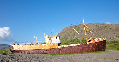 Fototapeta premium Old rusty shipwreck in Iceland