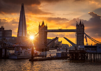 Prachtig uitzicht op de zonsondergang naar de Tower Bridge in Londen, Verenigd Koninkrijk, opgetild zodat schepen kunnen passeren op de rivier de Theems