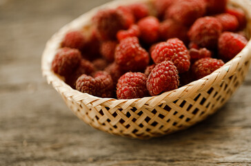 bowl of raspberries