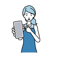 立ってスマートフォンを指差してこちらに向けて見せているドレスの女性