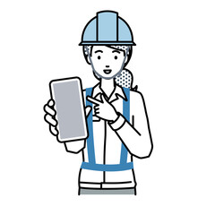 立ってスマートフォンを指差してこちらに向けて見せている工事現場の女性