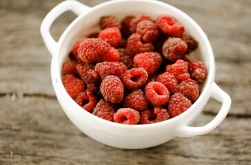 bowl of raspberries