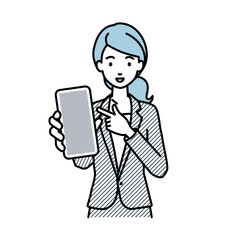 立ってスマートフォンを指差してこちらに向けて見せているスーツの女性