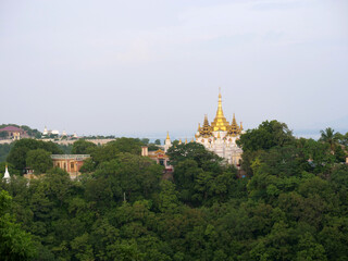 Fototapeta na wymiar Pagodas and temples of Bagan, in Myanmar