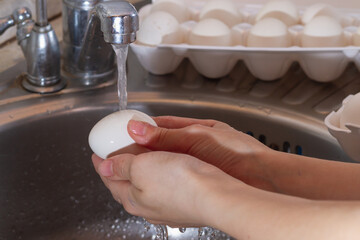 Wash chicken eggs in the kitchen sink with water and soda with your hands to disinfect eggs, kill bacteria and salmonella