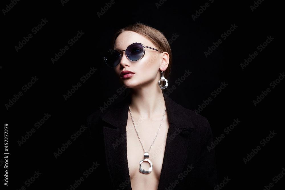 Wall mural fashion portrait of beautiful sexy woman in sunglasses and jewelry - Wall murals