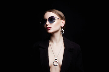 fashion portrait of Beautiful sexy woman in sunglasses and jewelry - obrazy, fototapety, plakaty
